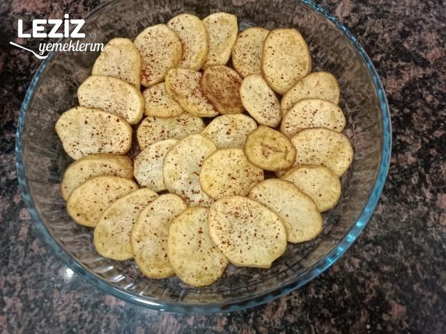 Patates Yatağında Kaşarlı Tavuk Tarifi