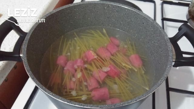 Sosisli Spagetti Çubukları Tarifi