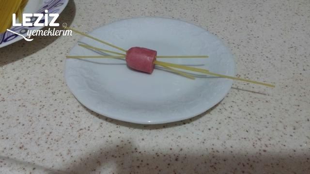 Sosisli Spagetti Çubukları Tarifi