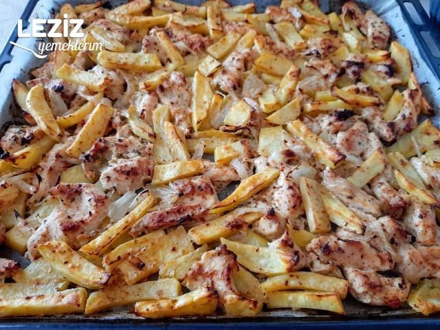 Fırında Yoğurt Soslu Patatesli Tavuk