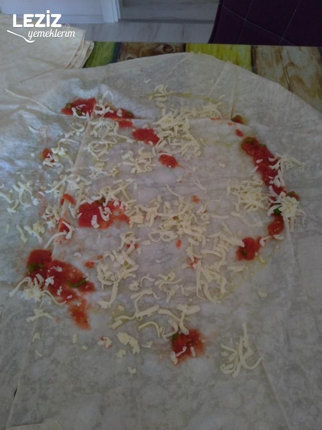 Kaşarlı Domatesli Gözleme (Tavada)