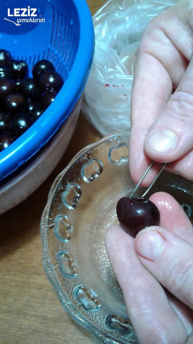 Çengelli İğne İle Kolay Vişne Ayıklamak