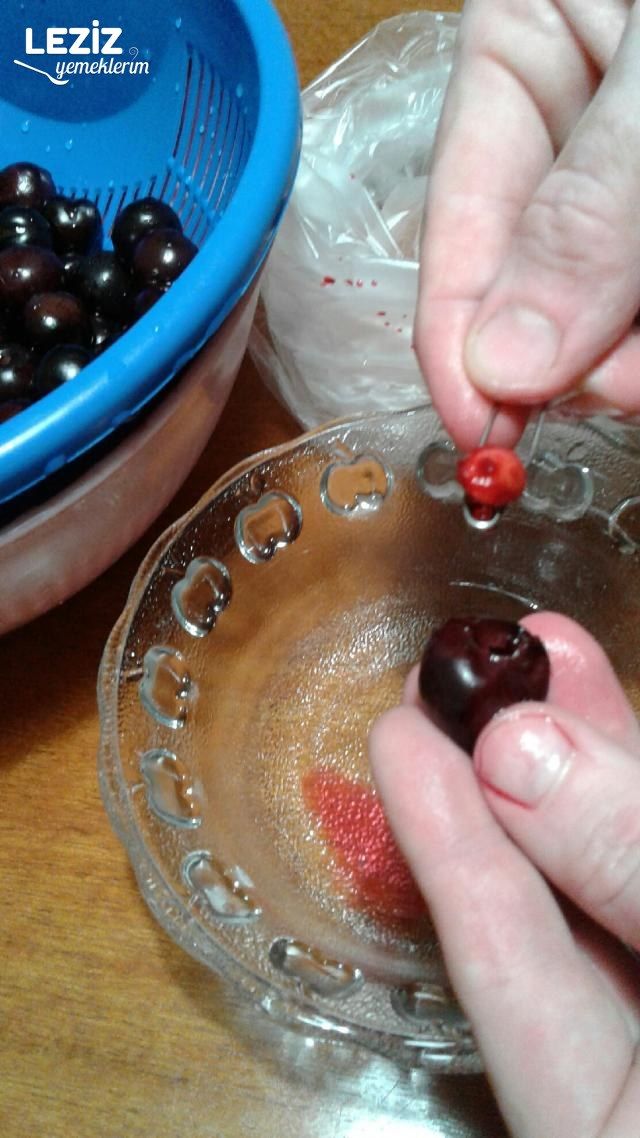Çengelli İğne İle Kolay Vişne Ayıklamak