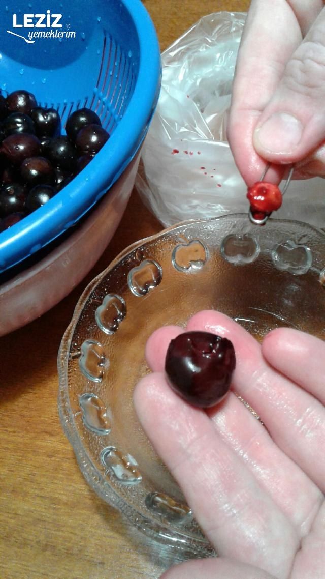 Çengelli İğne İle Kolay Vişne Ayıklamak