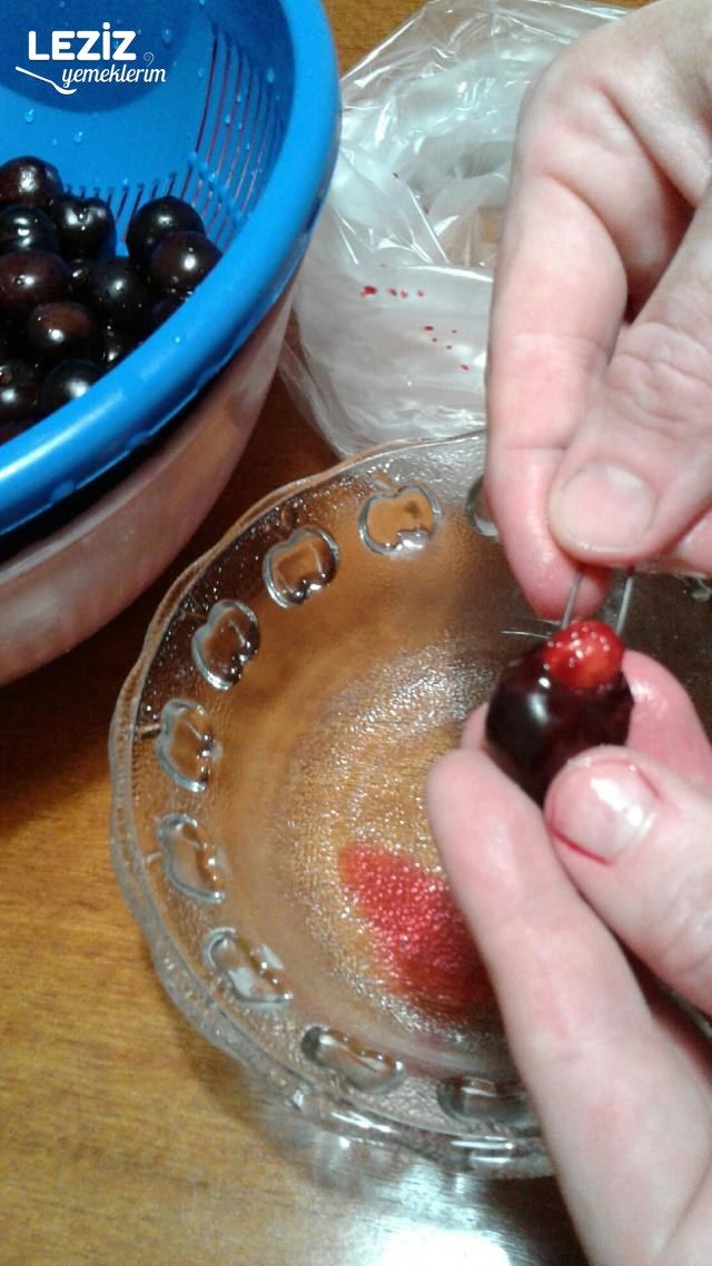 Çengelli İğne İle Kolay Vişne Ayıklamak