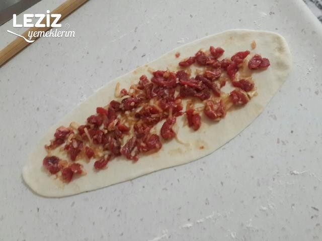 Nefis Kuşbaşılı Kaşarlı Pide