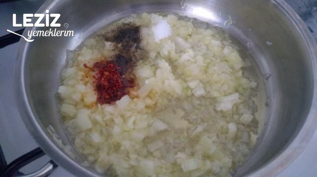 Domates Soslu Makarna Nasıl Yapılır