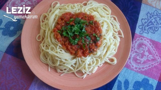 Domates Soslu Makarna Nasıl Yapılır