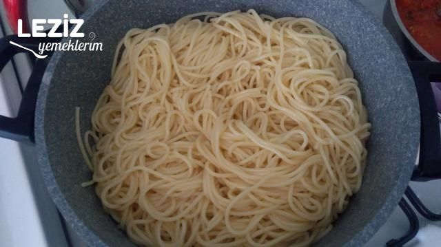 Domates Soslu Makarna Nasıl Yapılır