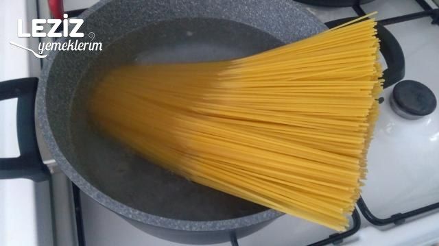 Domates Soslu Makarna Nasıl Yapılır