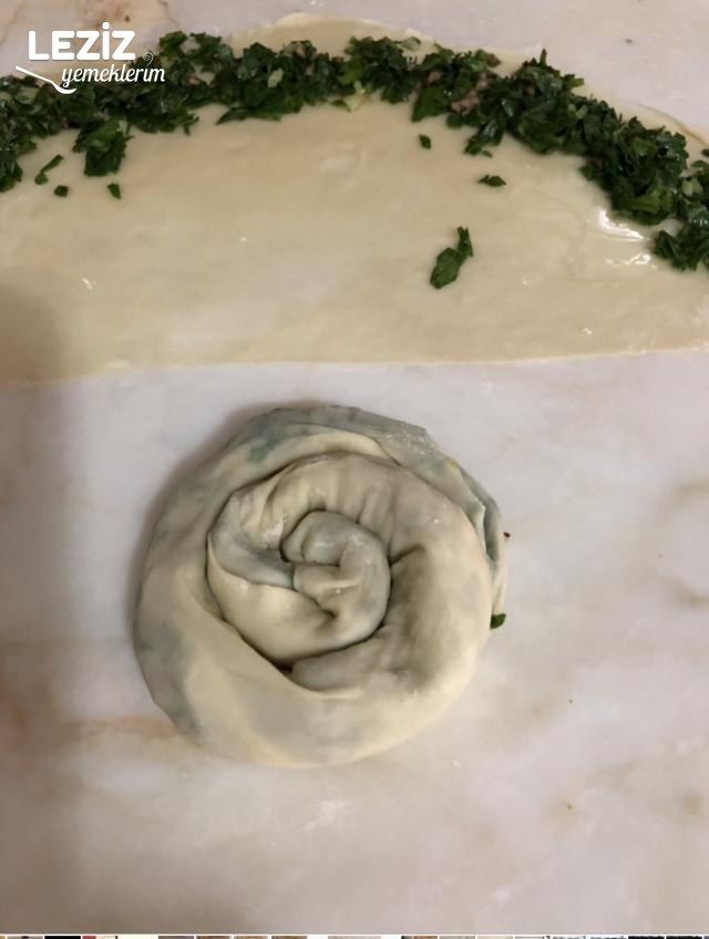 Ispanaklı El Açması Gül Börek