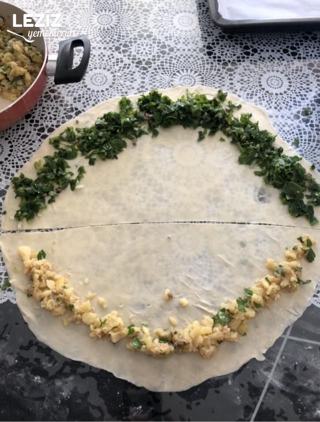 Ispanaklı El Açması Gül Börek