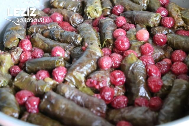Vişneli Zeytinyağlı Yaprak Sarma