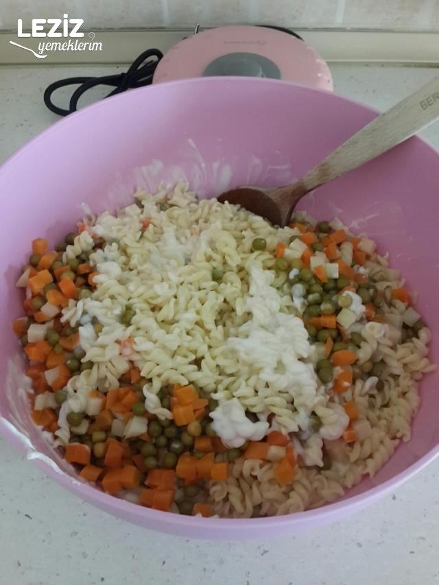 Yoğurtlu Makarna Salatası