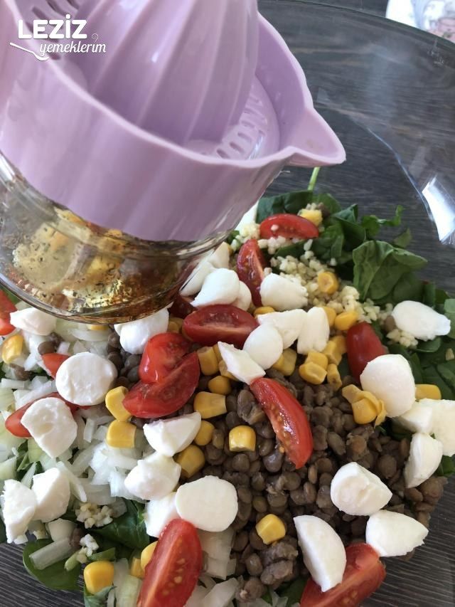 Bol Malzemeli Bulgurlu Ispanak Salatası