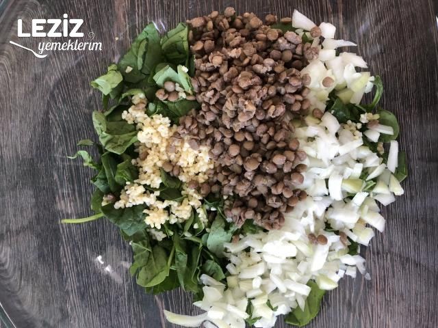 Bol Malzemeli Bulgurlu Ispanak Salatası