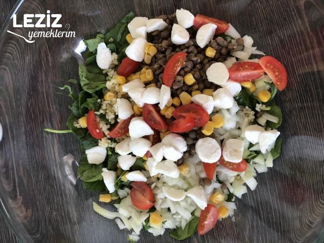 Bol Malzemeli Bulgurlu Ispanak Salatası