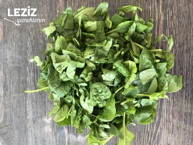 Bol Malzemeli Bulgurlu Ispanak Salatası