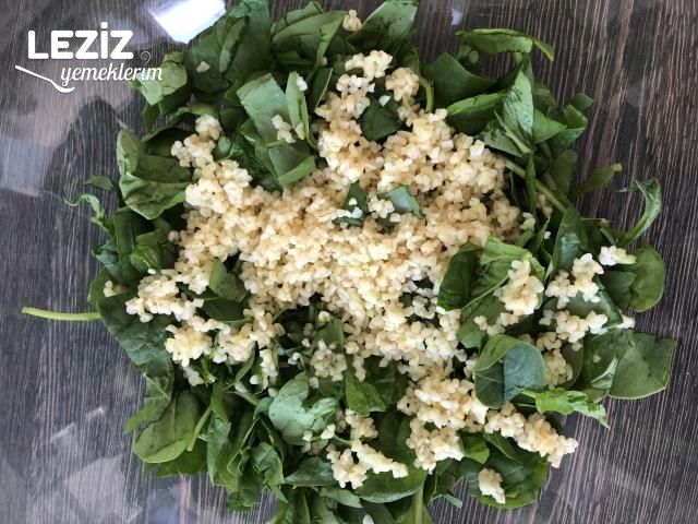 Bol Malzemeli Bulgurlu Ispanak Salatası