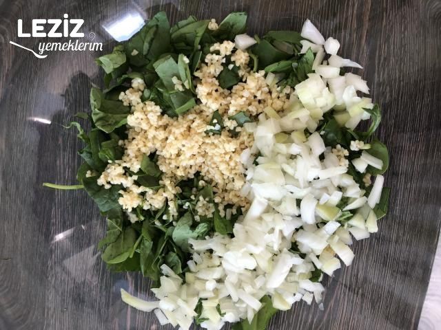 Bol Malzemeli Bulgurlu Ispanak Salatası