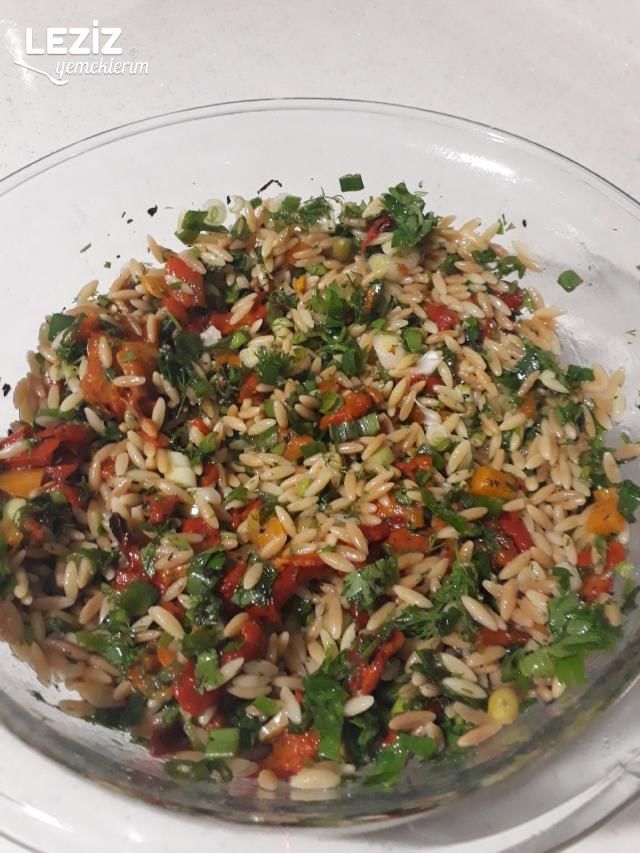 Leziz Arpa Şehriye Salatası