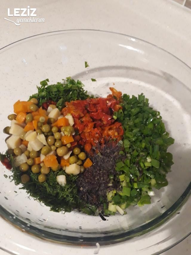 Leziz Arpa Şehriye Salatası