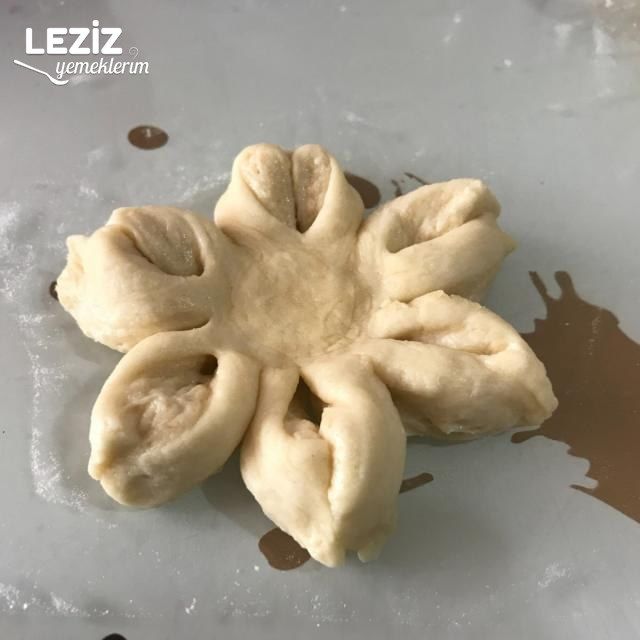 Çiçek Poğaça (Yoğurt Suyu İle Yapılmış)