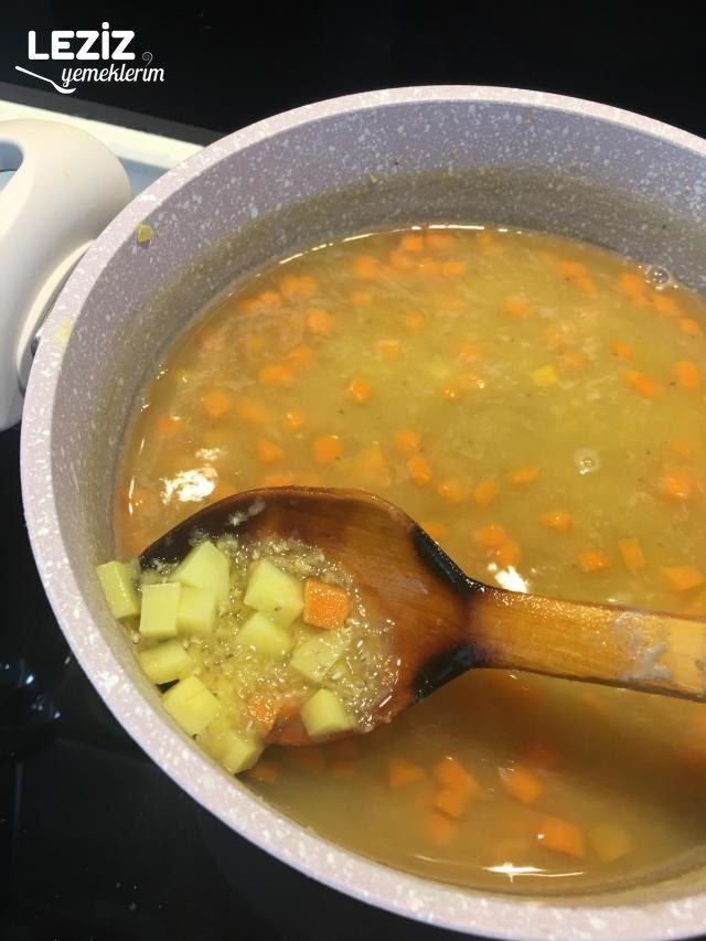 Pırasa Yapraklı Mercimek Çorbası