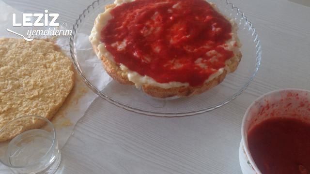 Çilekli Yaz Pastası (Çok Hafif)