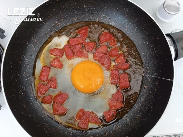 Sucuklu Baharatlı Yumurta