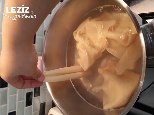 Tek Hamurda Hem Peynirli Hem Kıymalı El Açması Su Böreği