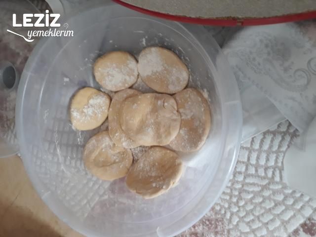 Tek Hamurda Hem Peynirli Hem Kıymalı El Açması Su Böreği