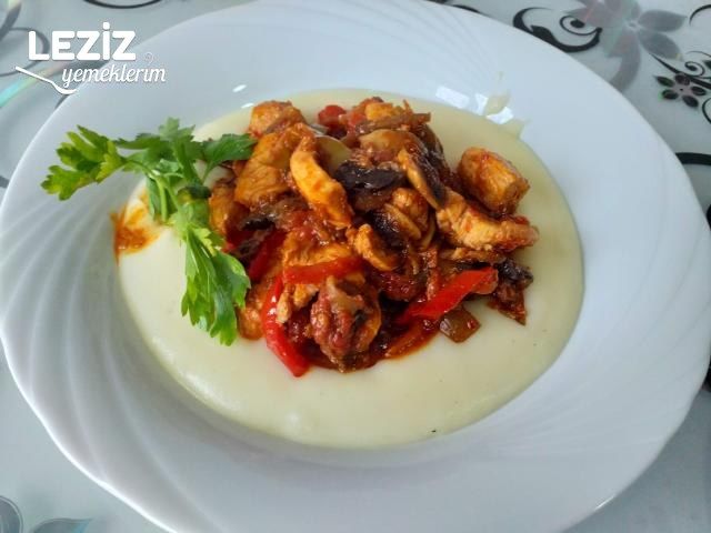 Patates Püresi Eşliğinde Mantarlı Tavuk Sote