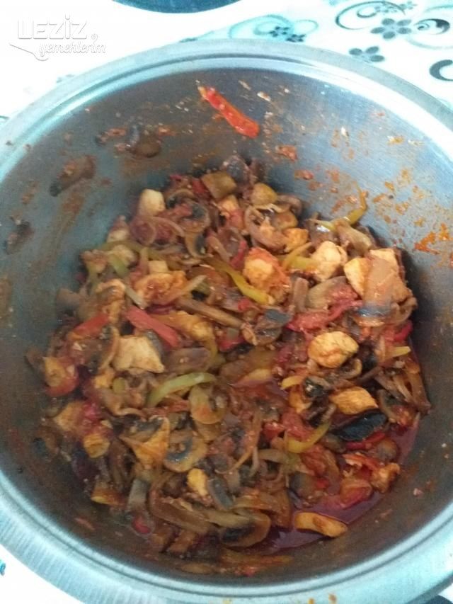 Patates Püresi Eşliğinde Mantarlı Tavuk Sote