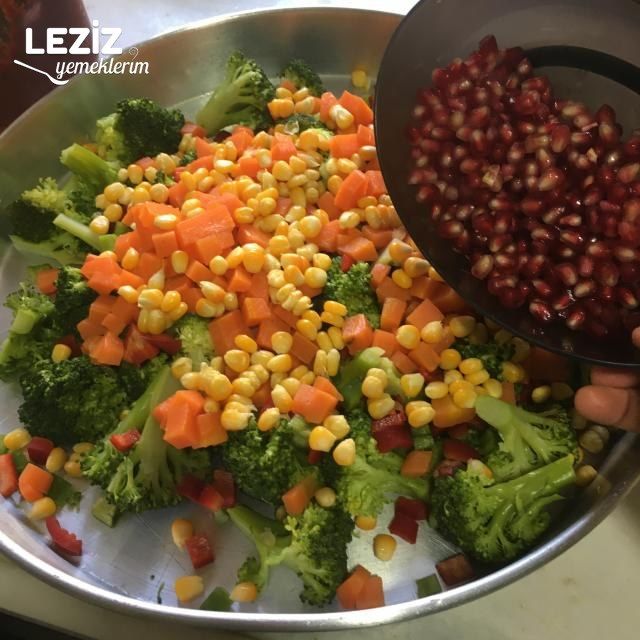 Narlı Brokoli Salatası