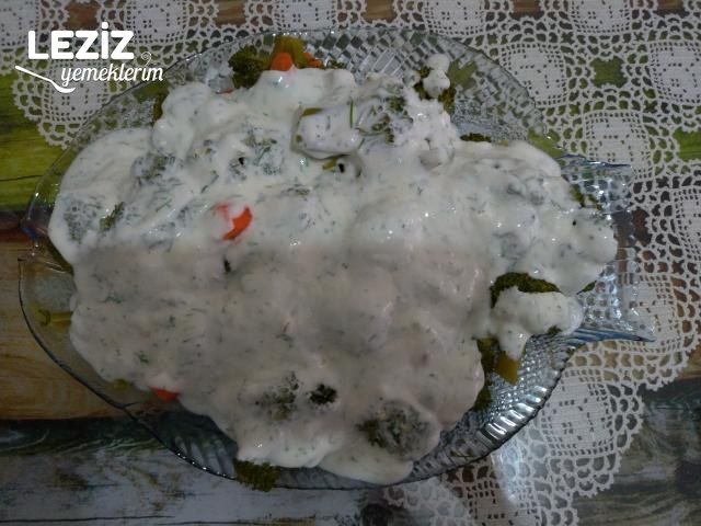 Yoğurtlu Cevizli Brokoli Salatası