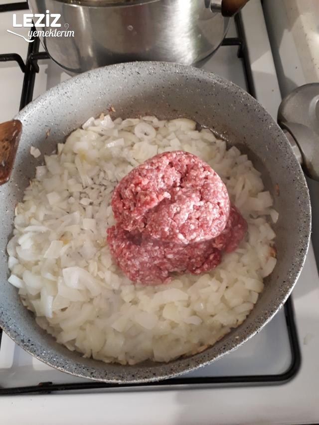 Domatesli Biberli Kıymalı Börek