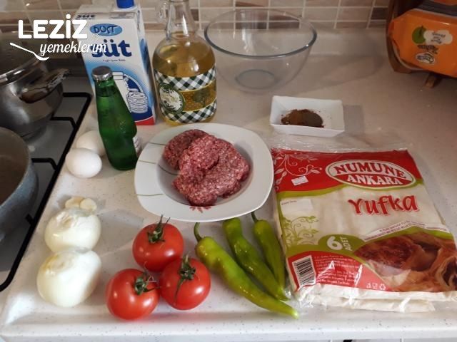 Domatesli Biberli Kıymalı Börek