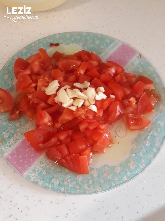 Domatesli Biberli Kıymalı Börek