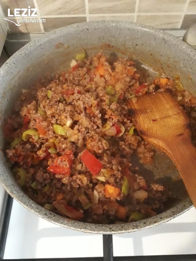 Domatesli Biberli Kıymalı Börek