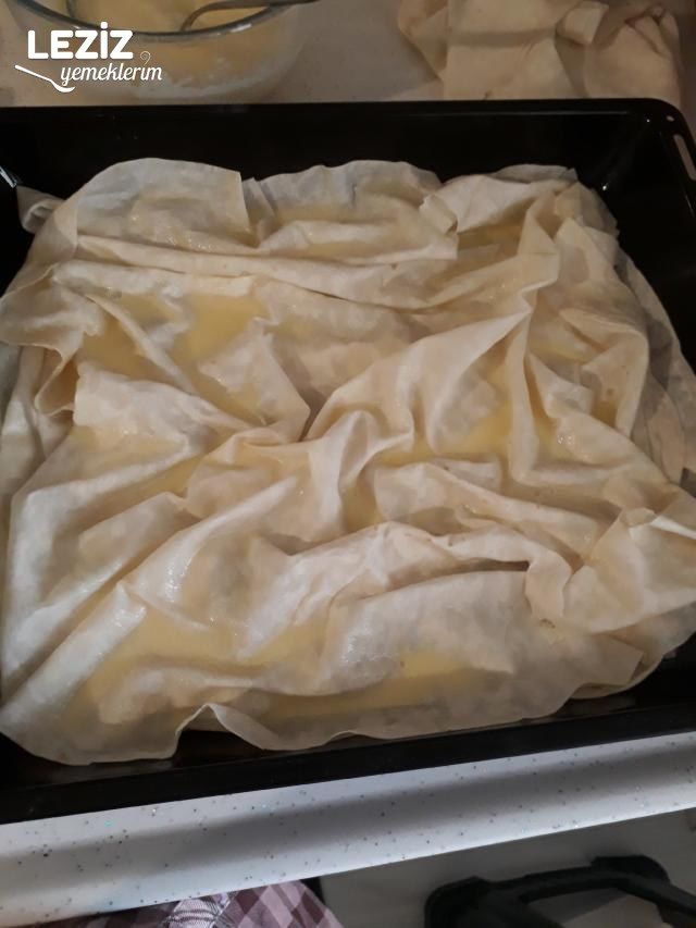 Domatesli Biberli Kıymalı Börek