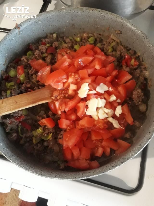 Domatesli Biberli Kıymalı Börek