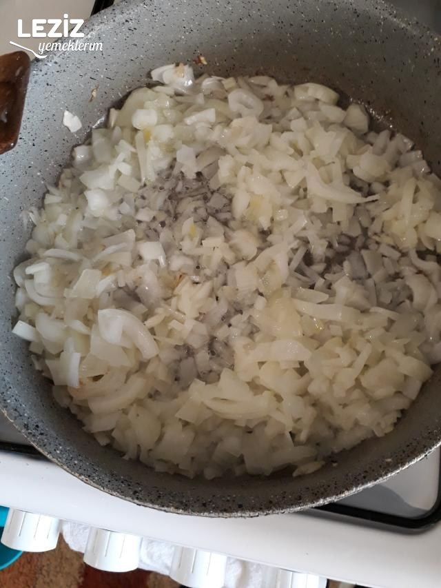 Domatesli Biberli Kıymalı Börek