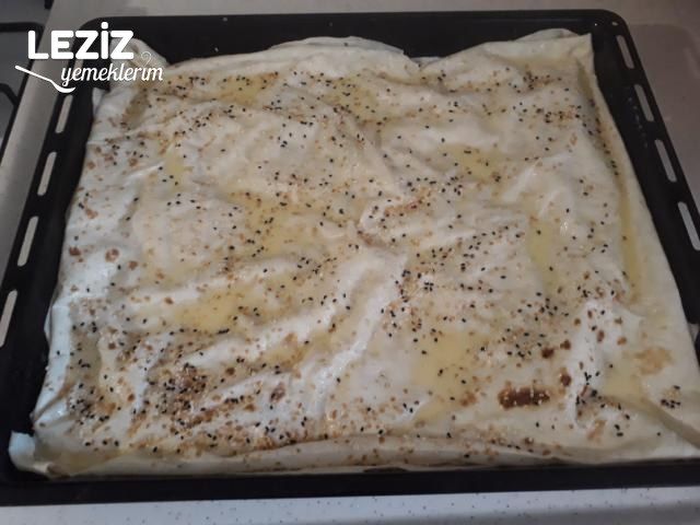 Domatesli Biberli Kıymalı Börek