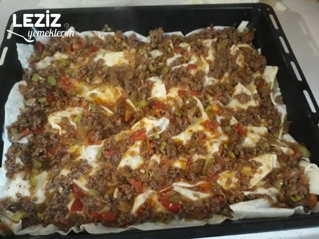 Domatesli Biberli Kıymalı Börek