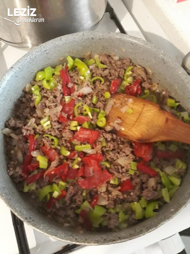 Domatesli Biberli Kıymalı Börek