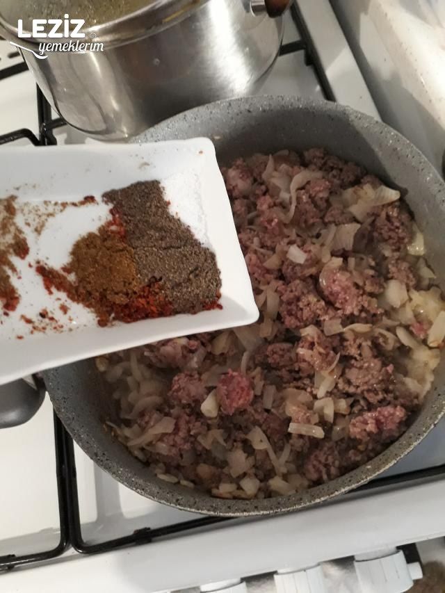 Domatesli Biberli Kıymalı Börek