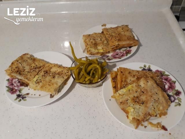 Domatesli Biberli Kıymalı Börek