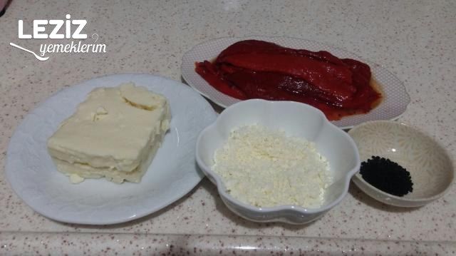 Kahvaltıya Peynirli Közlenmiş Kırmızı Biber Sarması