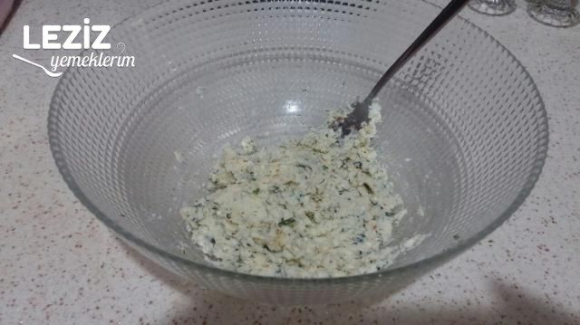 Kahvaltıya Peynirli Közlenmiş Kırmızı Biber Sarması